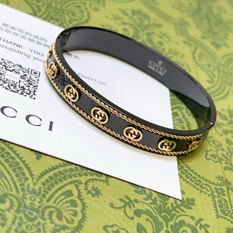 G*u*i bracelets